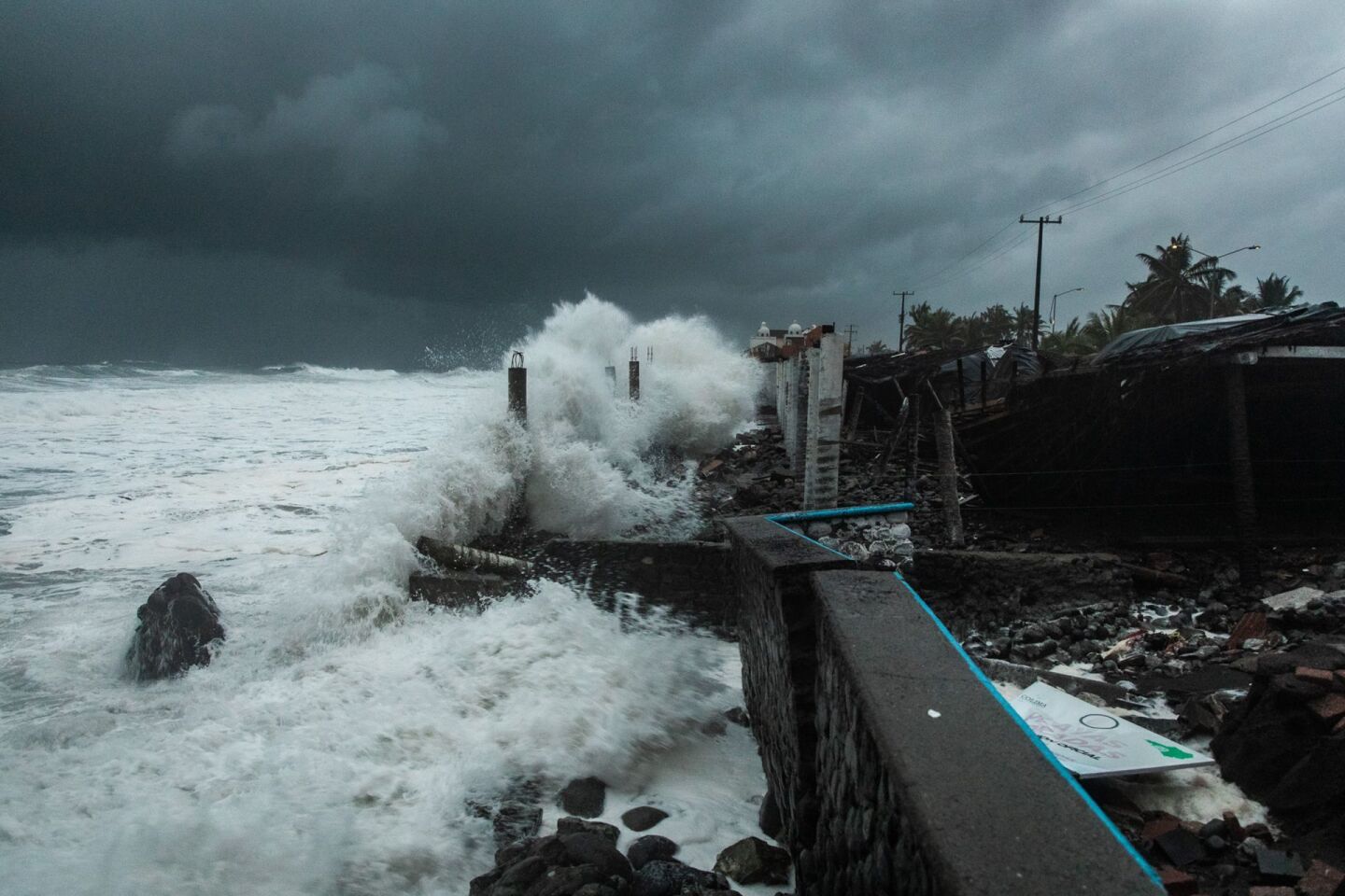 MUNICIPIO DE ARMERÍA, COLIMA, 28JUNIO2021.- En Playa Paraíso se observó El oleaje y fuertes marejadas ocasionadas por el paso del Huracán "Enrique", impactando de lleno las palapas y restaurantes frente al mar.FOTO: GUSTAVO VILCHIS/AGENCIAf64/CUARTOSCURO.COM