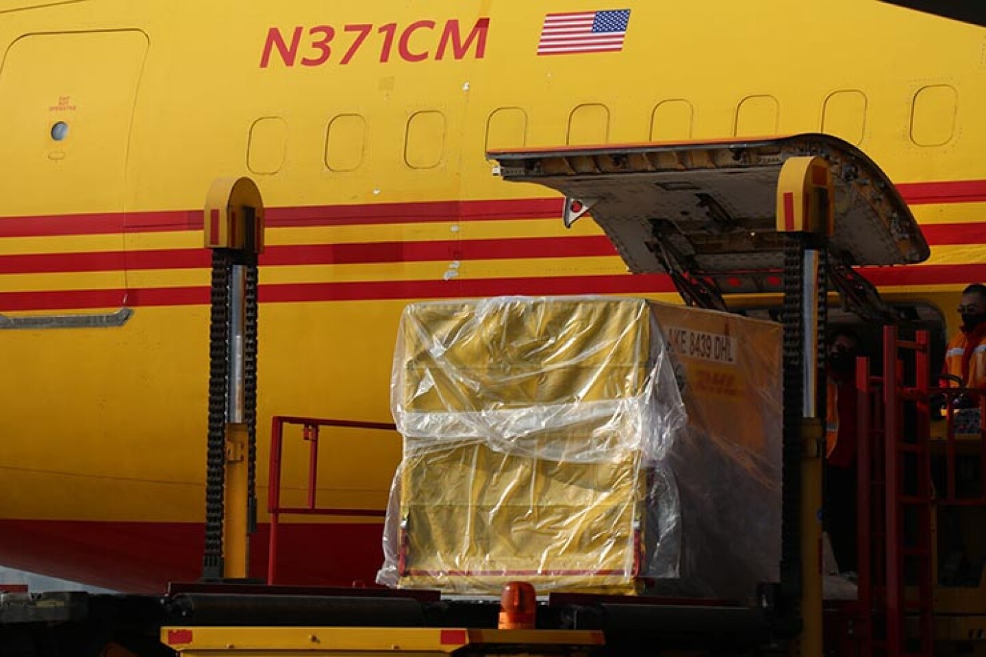 Arribo del avión de la empresa DHL que transporta la vacuna contra Covid-19 de Pfizer.