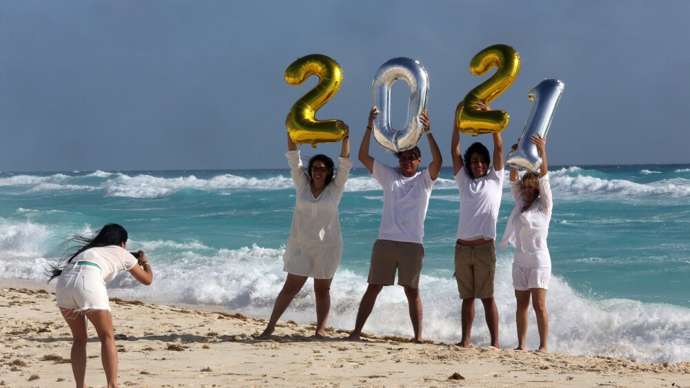 Turistas disfrutan el inicio de año nuevo en el balneario de Cancún
