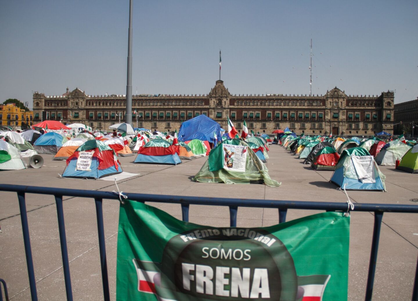 Retiran casas de campaña de FRENAAA del Zócalo