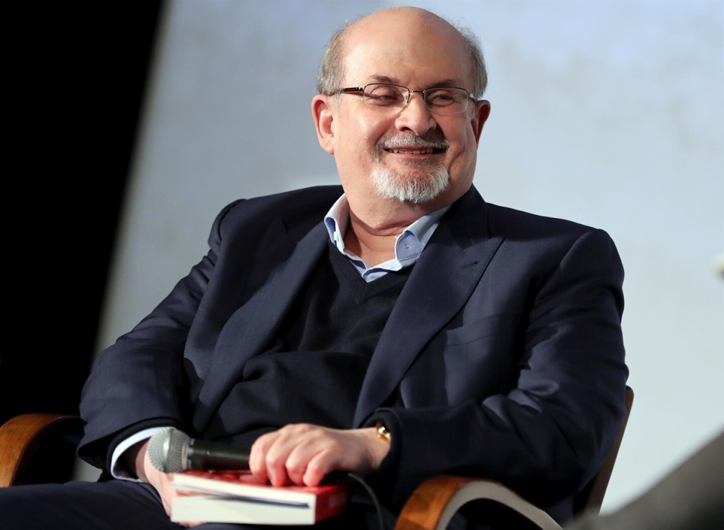 salman_rushdie_estado_critico_respirador