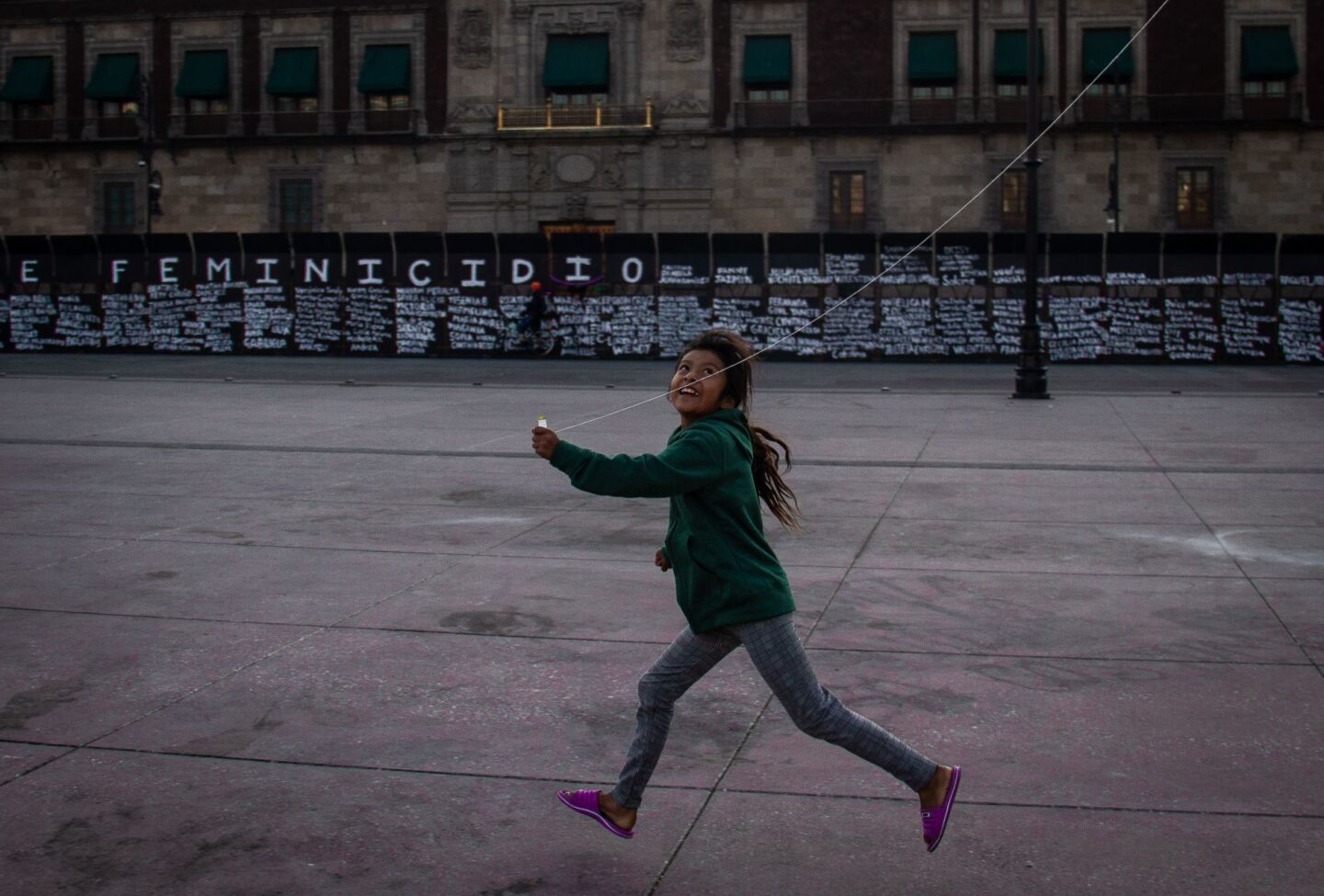 Mujeres de distintas colectivas intervinieron las vallas colocadas por el gobierno de la Ciudad en Palacio Nacional previo al 8m -Día internacional de la Mujer-. Organizadas pintaron durante la noche los nombres de mujeres sobrevivientes y víctimas de feminicidio como protesta contra las vallas que protegen el recinto.