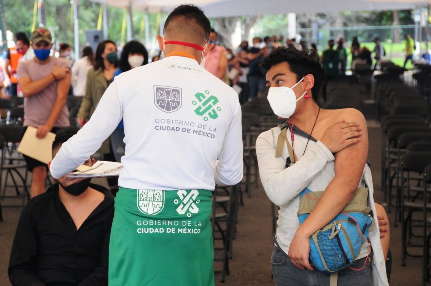 Iztacalco y Tlalpan van por segunda dosis para adultos de 18 a 29 años un trabajador del gobierno de la CDMX.