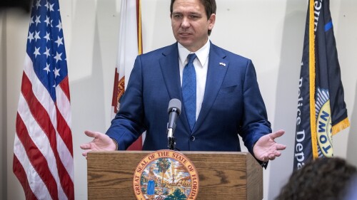 DeSantis firma una polÈmica ley que prohÌbe las redes sociales a menores de 13 aÒos