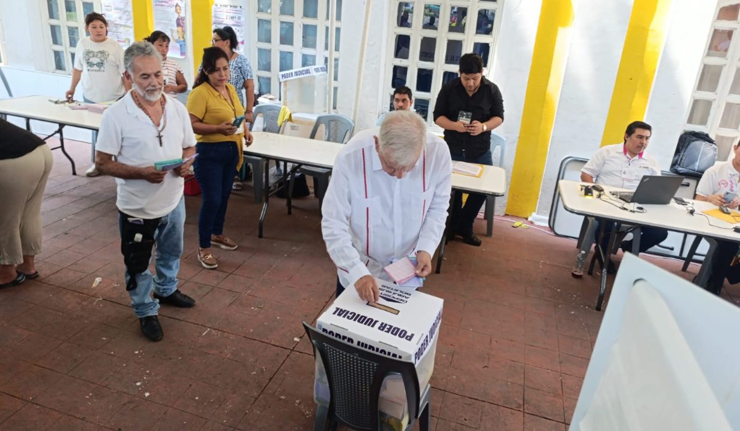 amlo-vota-eleccion-judicial1.jpg