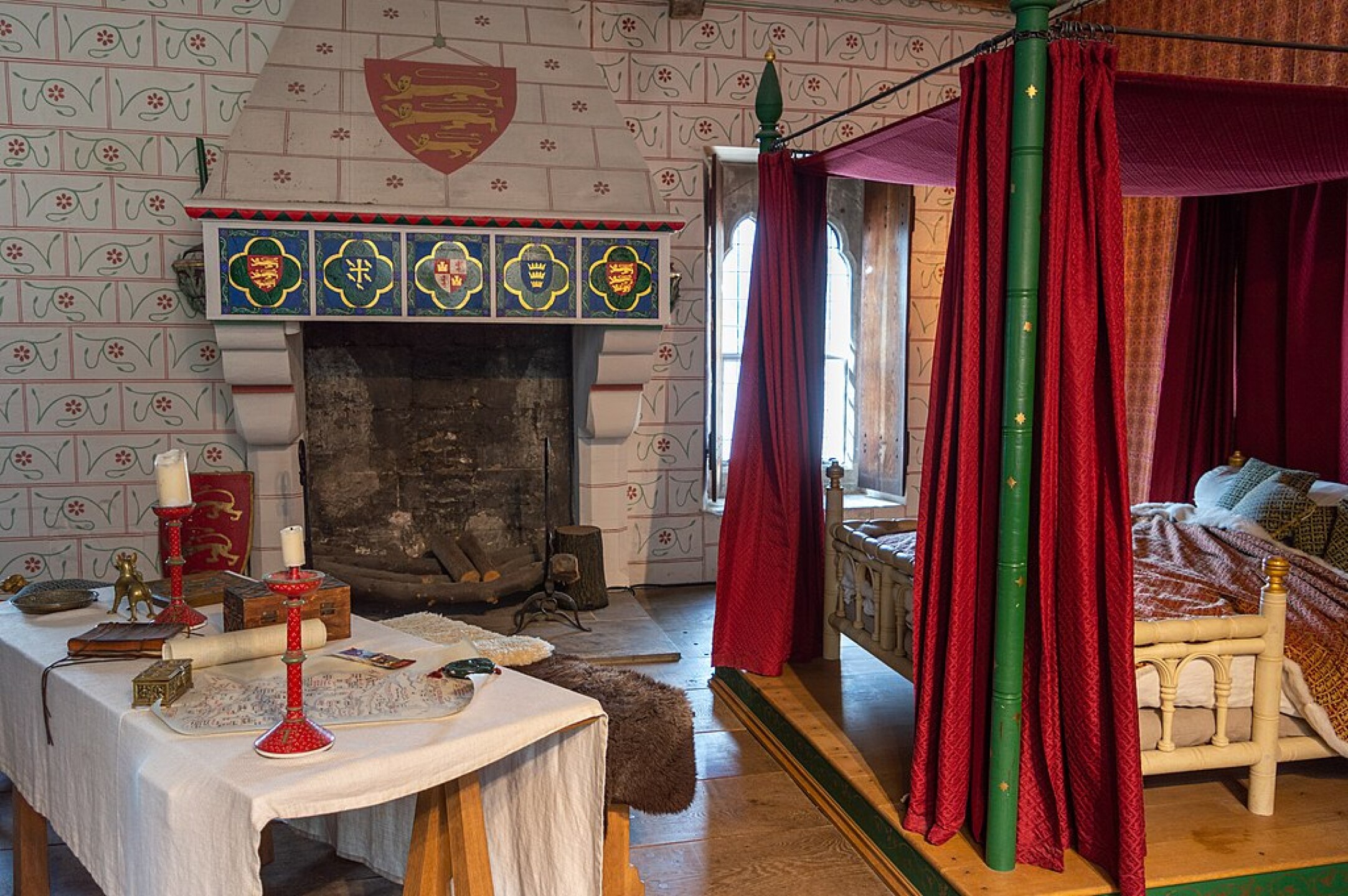 1024px-Edward_I_bedchamber_Tower_of_London