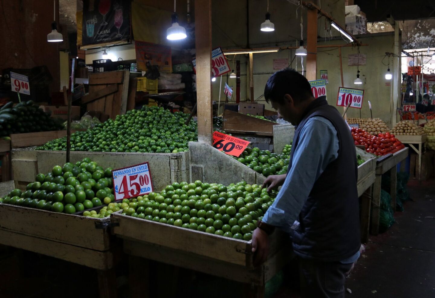 El limón bajo un poco su precio pero aún no logra regularse. Con precios en los principales mercados de la Ciudad desde $35 hasta los $70. Productores de Michoacán han culpado a las cuotas del crimen organizado el aumento del precio del limón.