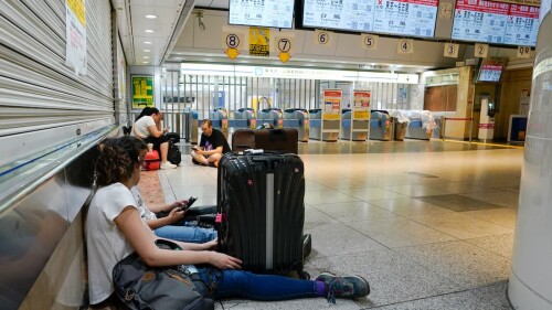 japón Tokio y otras regiones centrales de la costa nipona del Pacífico están en alerta meteorológica por el avance del poderoso tifón Ampil, que está provocando fuertes vientos y lluvias torrenciales