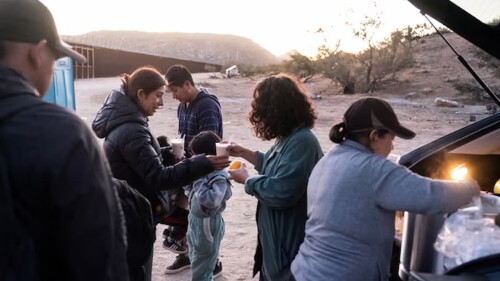 Migrantes reciben comida de voluntarios en Jacumba Hot Springs, California, el 11 de noviembre. Foto: Go Nakamura/Reuters