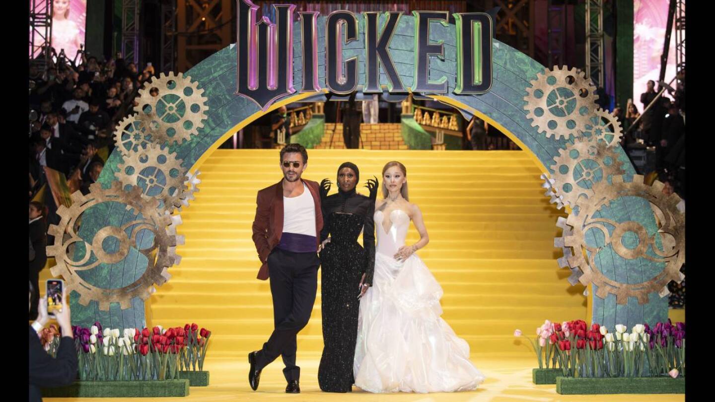 Jonathan Bailey Arianna grande y Cynthia Erivoalfombra amarilla wicked auditorio nacional