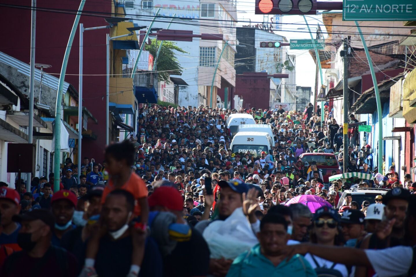 Una nueva caravana migrante compuesta por al menos 5 mil personas (mujeres, infantes y hombres) salió de Tapachula, Chiapas, con dirección al norte del país.