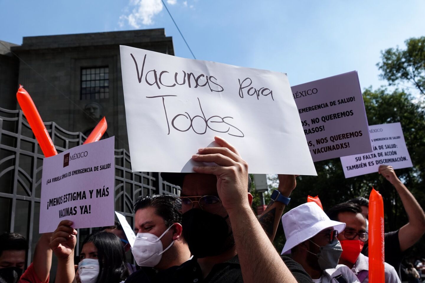 Protesta de integrantes de la comunidad LGBT+ y VIH positivo para exigir a las autoridades de salud atención y prevención respecto a los retrovirales y evitar la propagación de la viruela símica en el país.