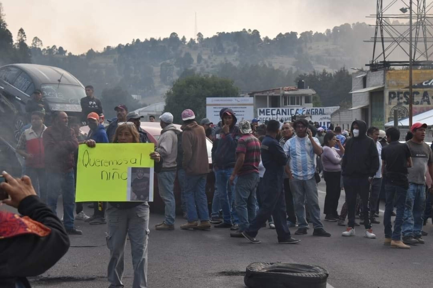Bloquean la México-Puebla por el rapto de un menor