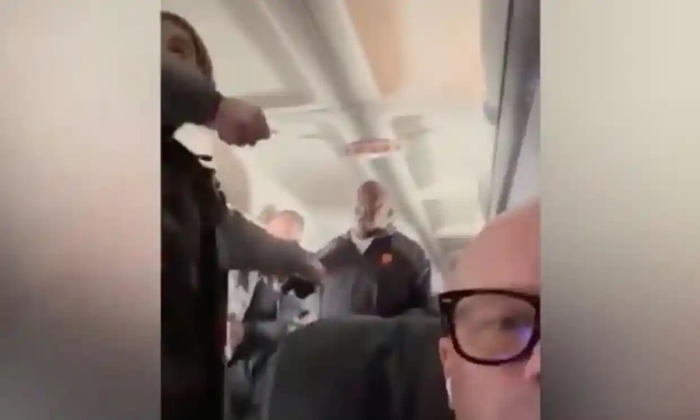 un_hombre_intentó_apuñalar_a_una_azafata_de_united_airlines