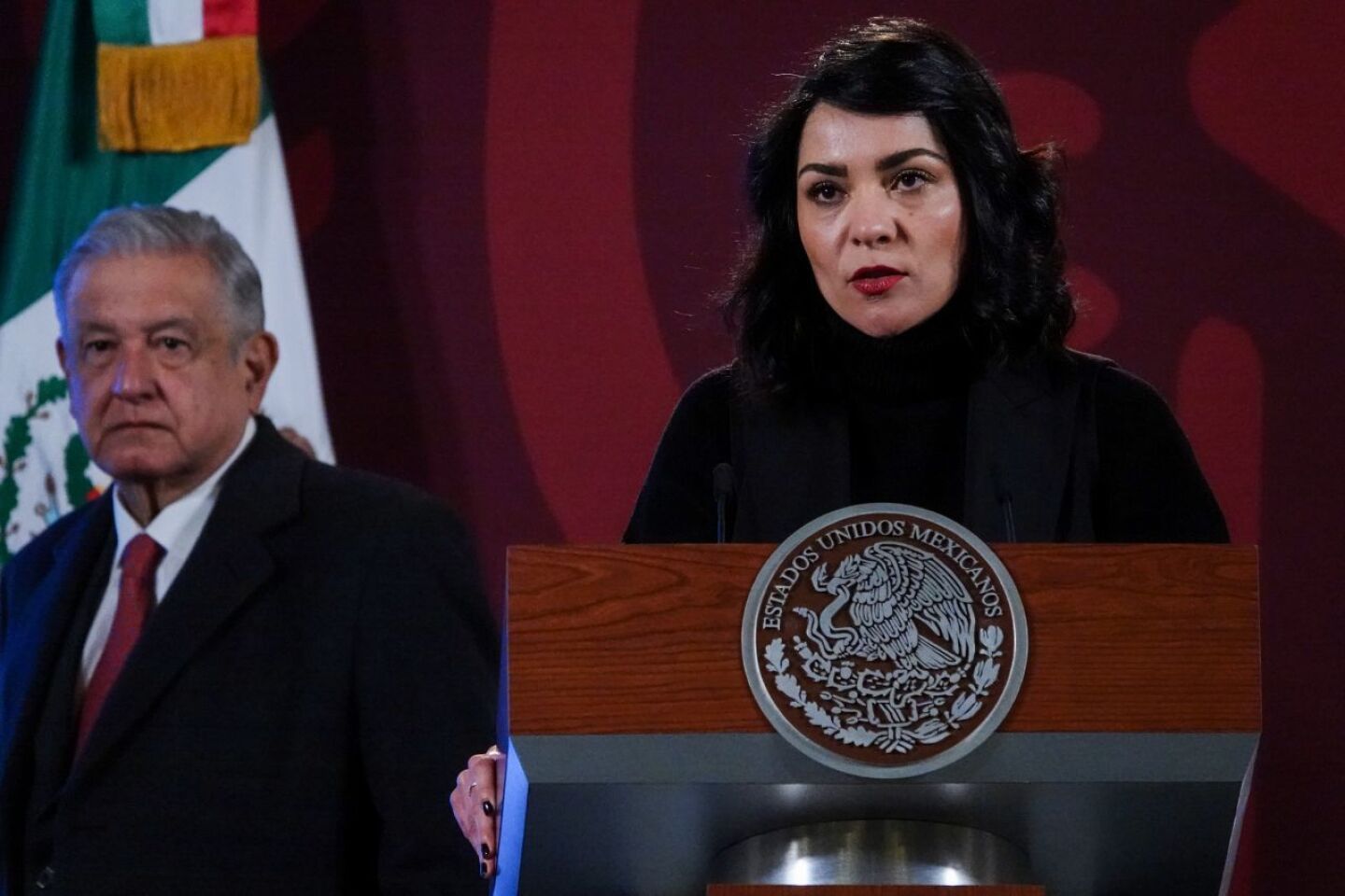 Andrés Manuel López Obrador y Ana Elizabeth García Vilchis durante la conferencia matutina.