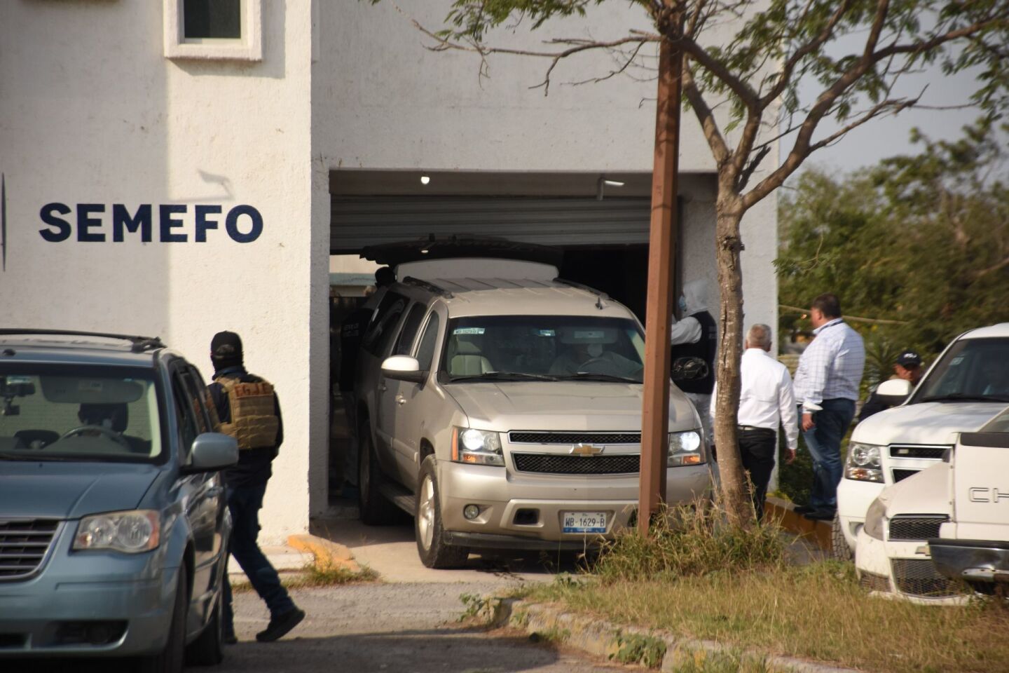 Los cuerpos de los dos ciudadanos estadounidenses asesinados en Matamoros, Tamaulipas, fueron entregados a autoridades para el traslado al puente internacional Los Tomates y cruzar hacia los Estados Unidos.