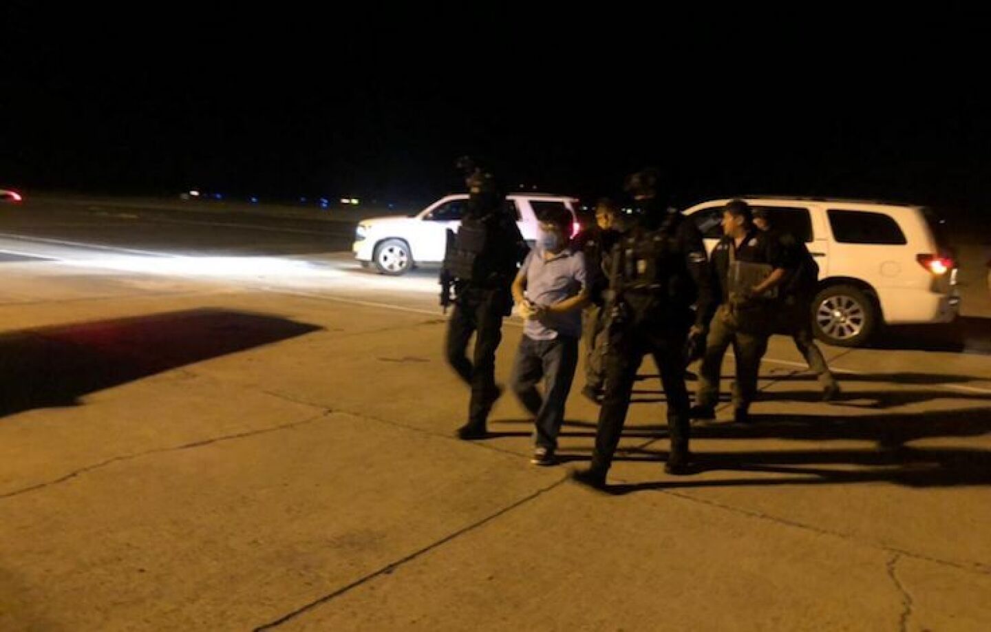 Elementos de la FGR trasladaron a Mario Marín, ex gobernador de Puebla, del puerto de Acapulco a Cancún, en donde se le requiere por su presunta participación en el caso de tortura a la periodista Lydia Cacho.