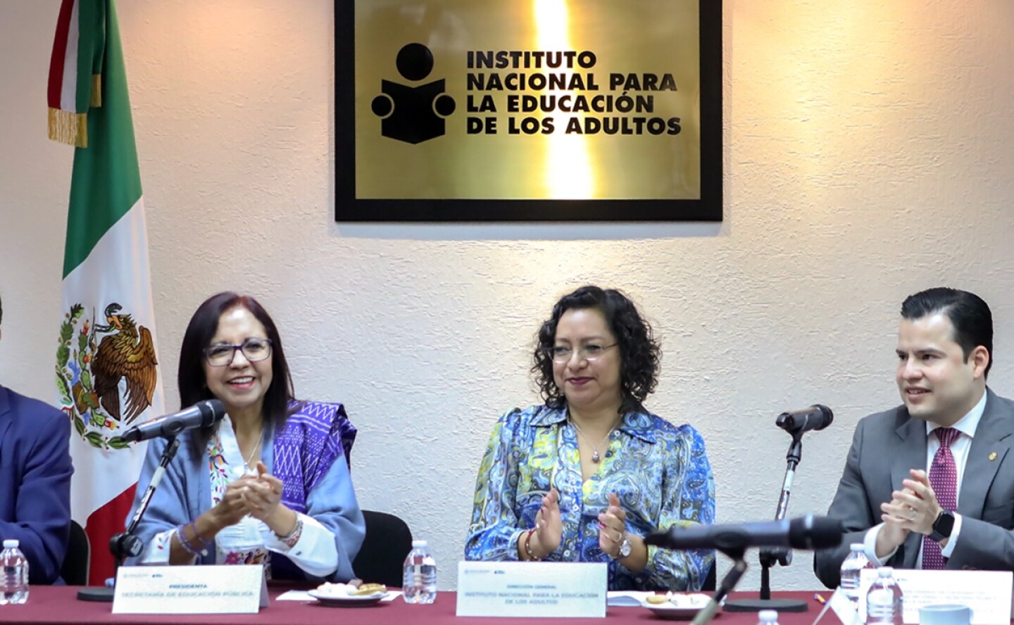 Yadira Ixchel George rinde protesta en el INEA