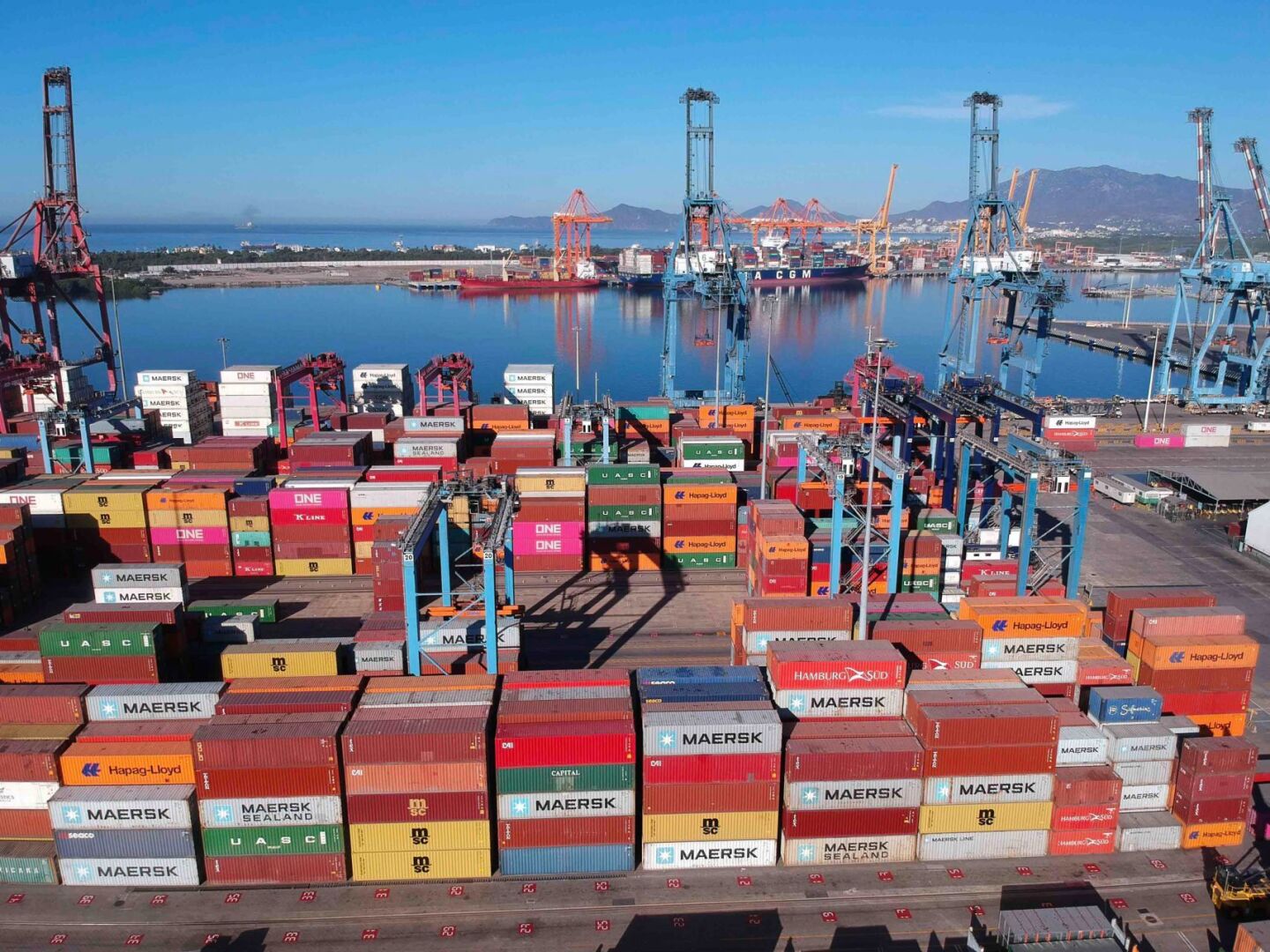 El Ejecutivo visitó el Recinto Portuario de Manzanillo. En la imagen se observan los cientos de contenedores que a diario llegan a esta aduana.