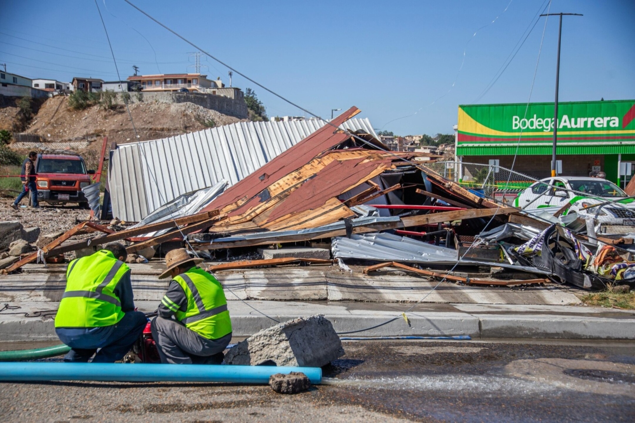 Mega fuga de agua provoca socavón y caos vial en bulevard Díaz Ordaz en Tijuana.jpg