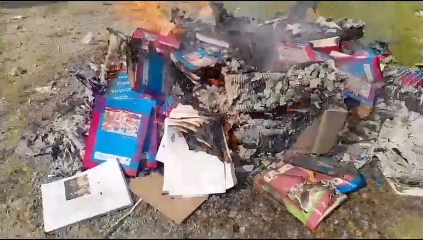 Indígenas tzotziles de la comunidad San Antonio del Monte, quemaron libros de texto gratuitos destinados al próximo ciclo escolar, argumentando que promueven contenido "negativo", y conceptos del "diablo".