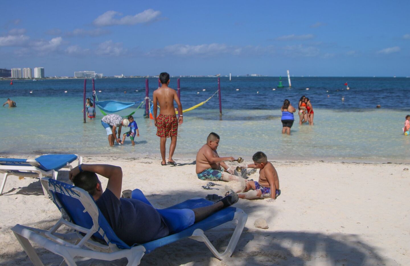 La reforma para ampliar las vacaciones en México (conocida como vacaciones dignas) ha generado confusión respecto al número de días a los que tendrán derecho los trabajadores una vez que sea votada para su aprobación en la Cámara de Diputados y entre en vigor para 2023. En la imagen turistas en playa langosta de este destino turístico.