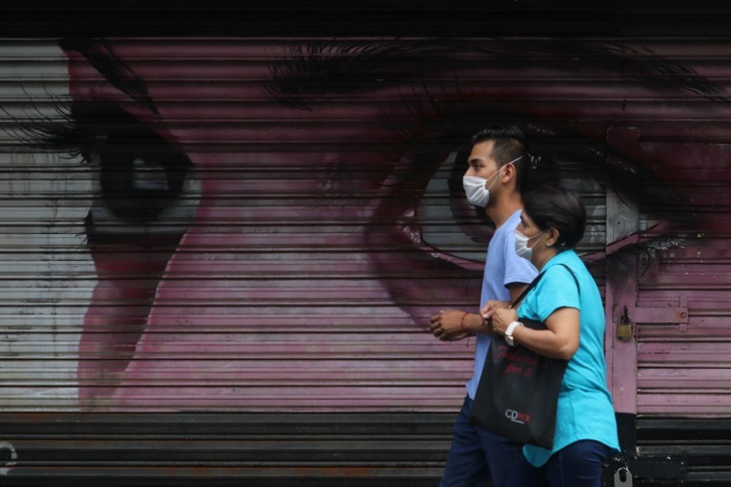 Una pareja camina por la avenida 20 de Noviembre del Centro Histórico.