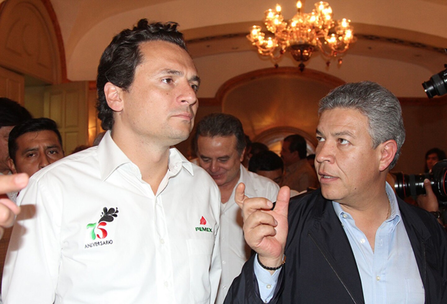 MERIDA, YUCATAN, 31ENERO2014.- Emilio Lozoya Austin, titular de PEMEX y David Penchyna Grub, presidente de la comisión de energía del Senado de la República al termino de su participación en la IV plenaria de senadores del PRI y PVEM.FOTO: SAÚL LÓP