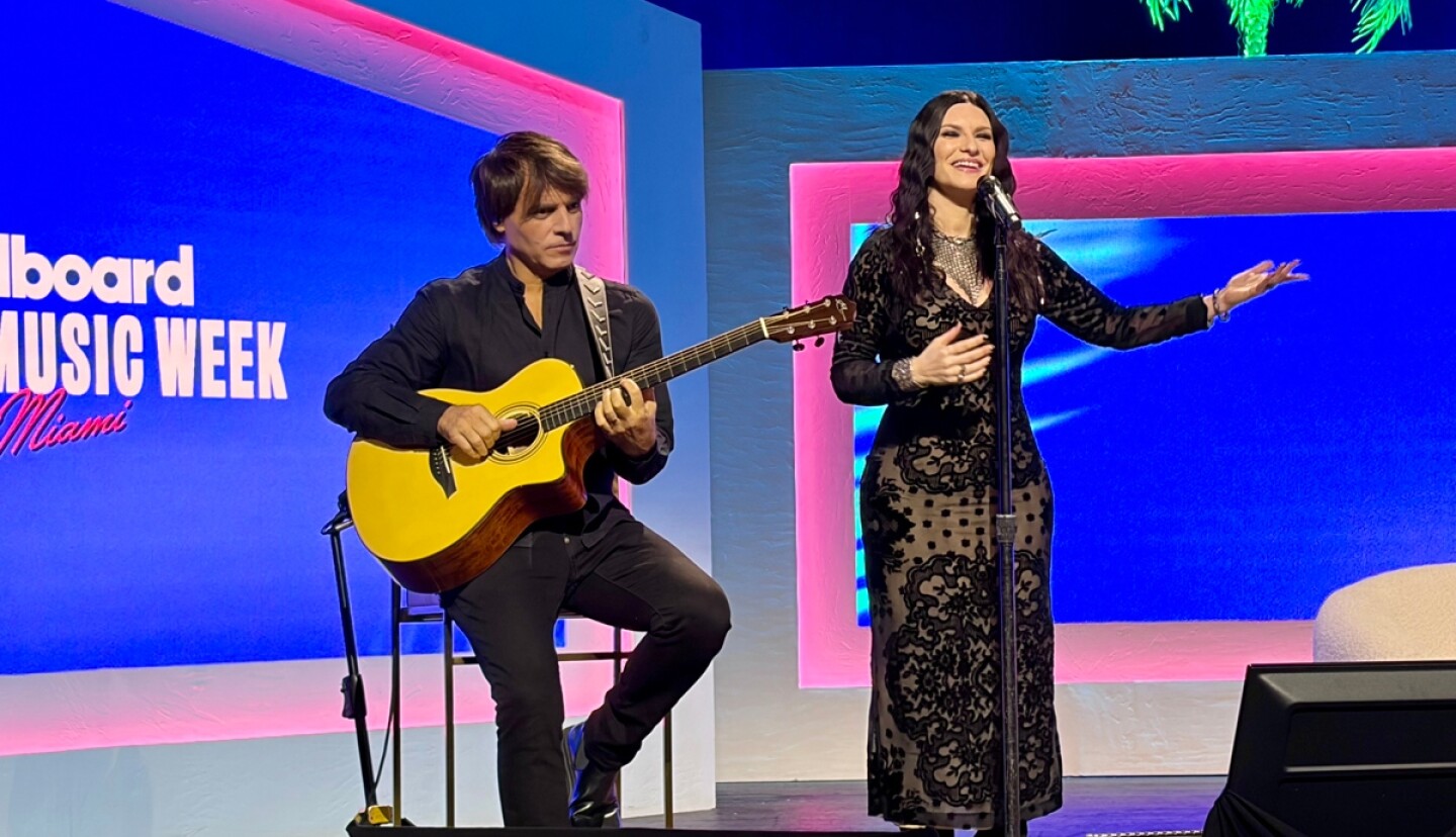 Laura Pausini Bilboard music week.jpg