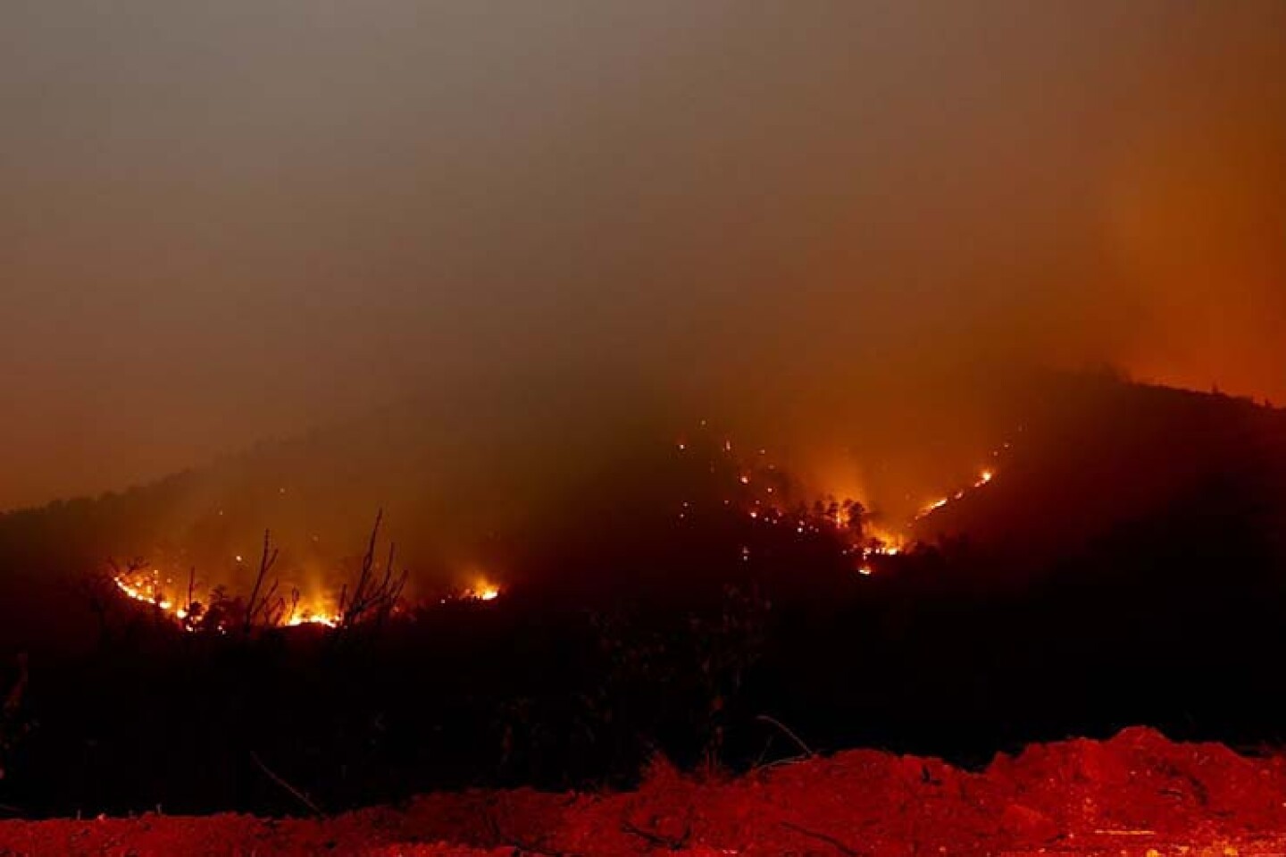 Continúan trabajando las brigadas para controlar el incendio en la Sierra de "El Baratillo", en Coahuila, en esta entidad desde hace días ha registrado diversos incendios forestales.