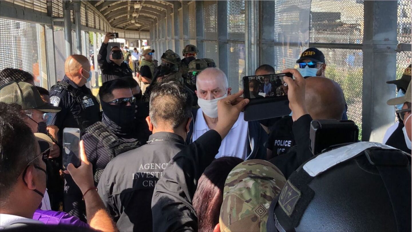 A las 17:15 horas de hoy, en el Puente Internacional Brownsville-Matamoros, la Fiscalía General de la República (FGR), y el Ejército Mexicano recibieron a Eduardo Arellano Félix, para el cumplimiento de una orden de aprehensión en su contra, otorgada por un Juez Federal, por su probable responsabilidad en los delitos de delincuencia organizada, contra la salud y asociación delictuosa. FOTO: ROSY PEREDA/ZETA TIJUANA.COM