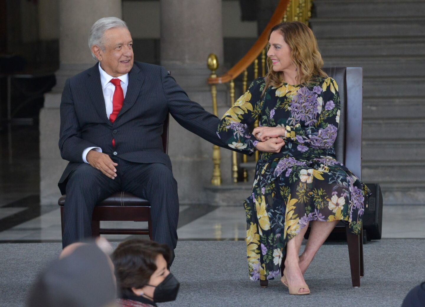 Andrés Manuel López Obrador, presidente de México, y Beatriz Gutiérrez Müller, consejera de la Coordinación Nacional Memoria Histórica y Cultural de México, durante la ceremonia cívica del 238 aniversario del natalicio de Simón Bolívar, llevada a cabo en el patio principal del Castillo de