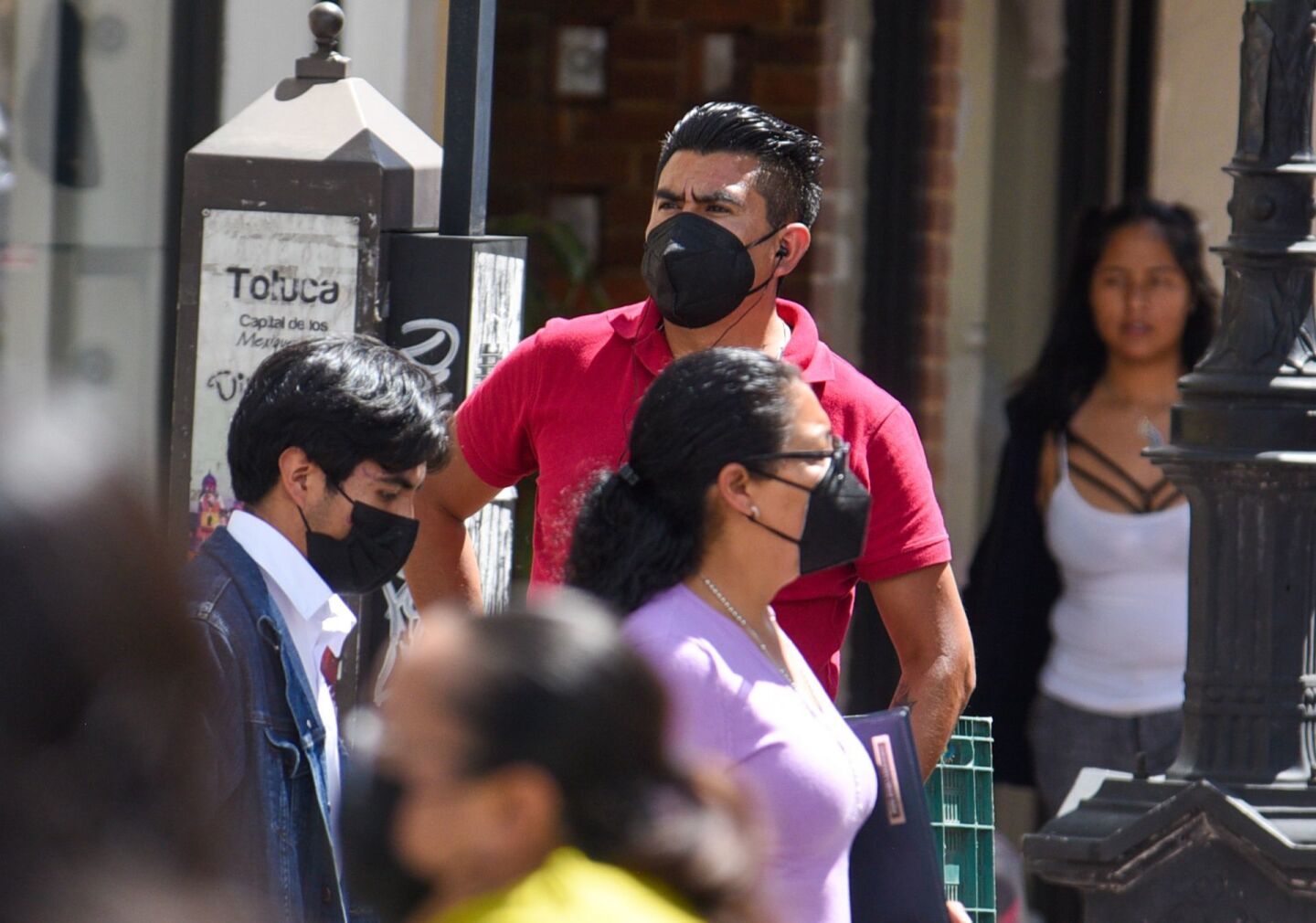 El uso de cubrebocas en algunos espacios cerrados ya no es obligatorio, en el Estado de México algunas personas han abandonado su uso en espacios abiertos.