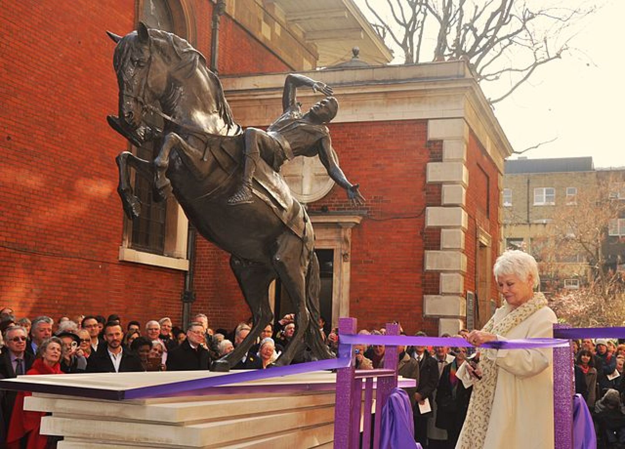 640px-Dame_Judi_Dench_DBE_unveiling_The_Conversion_of_St_Paul_at_St_Pauls_Covent_Garden