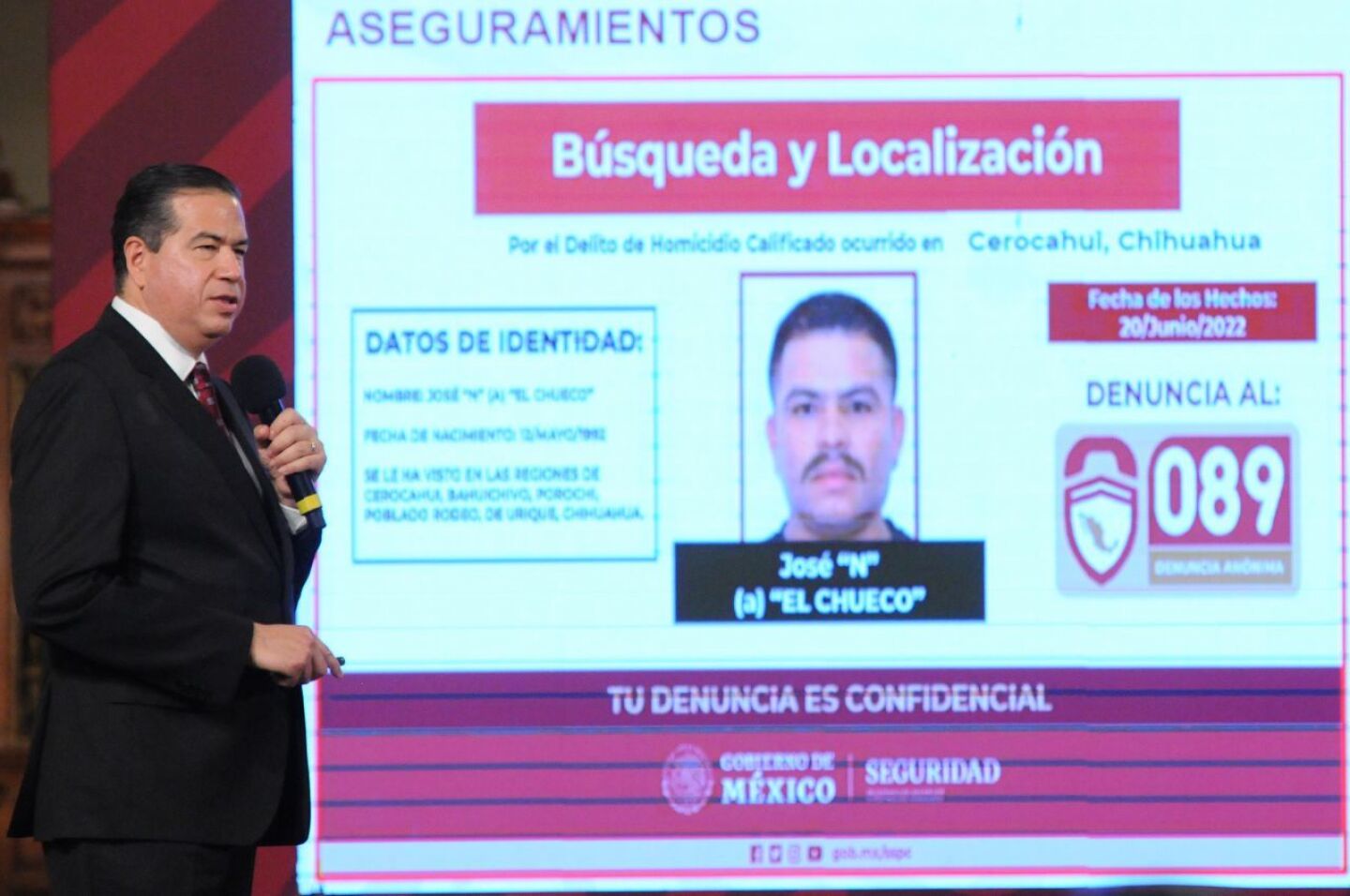 Ricardo Mejía, subsecretario de Seguridad, muestra la ficha de recompensa por "El Chueco".