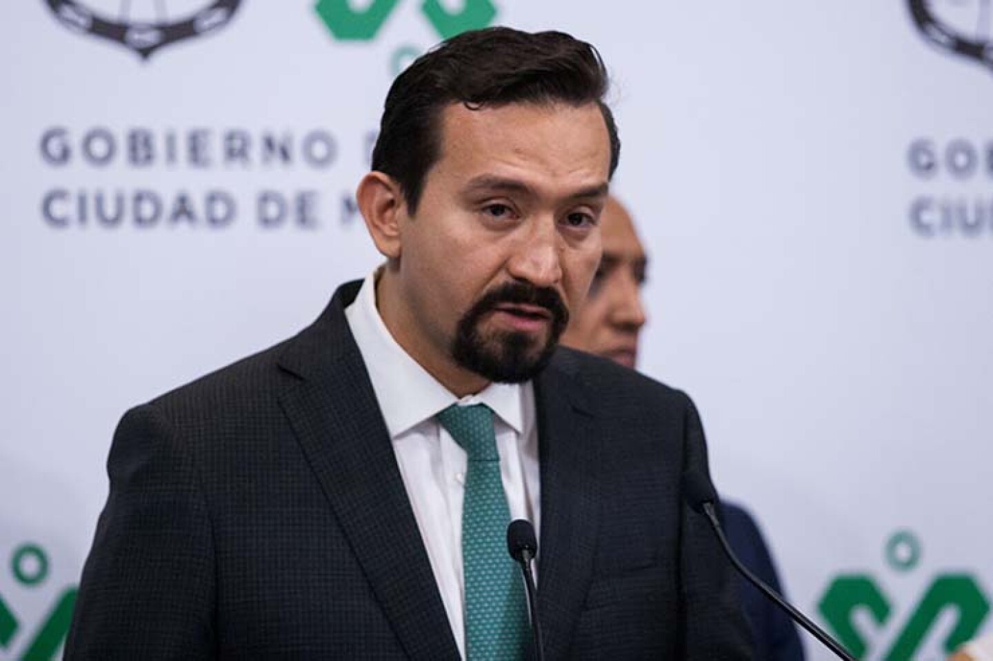 CIUDAD DE MÉXICO, 16MAYO2019.- Armando Ocampo Zambrano, nuevo titular de la Comisión de Atención de Víctimas, durante la conferencia de Claudia Sheinbaum, jefa de gobierno de la Ciudad de México, en el antiguo palacio del Ayuntamiento. FOTO: GALO C