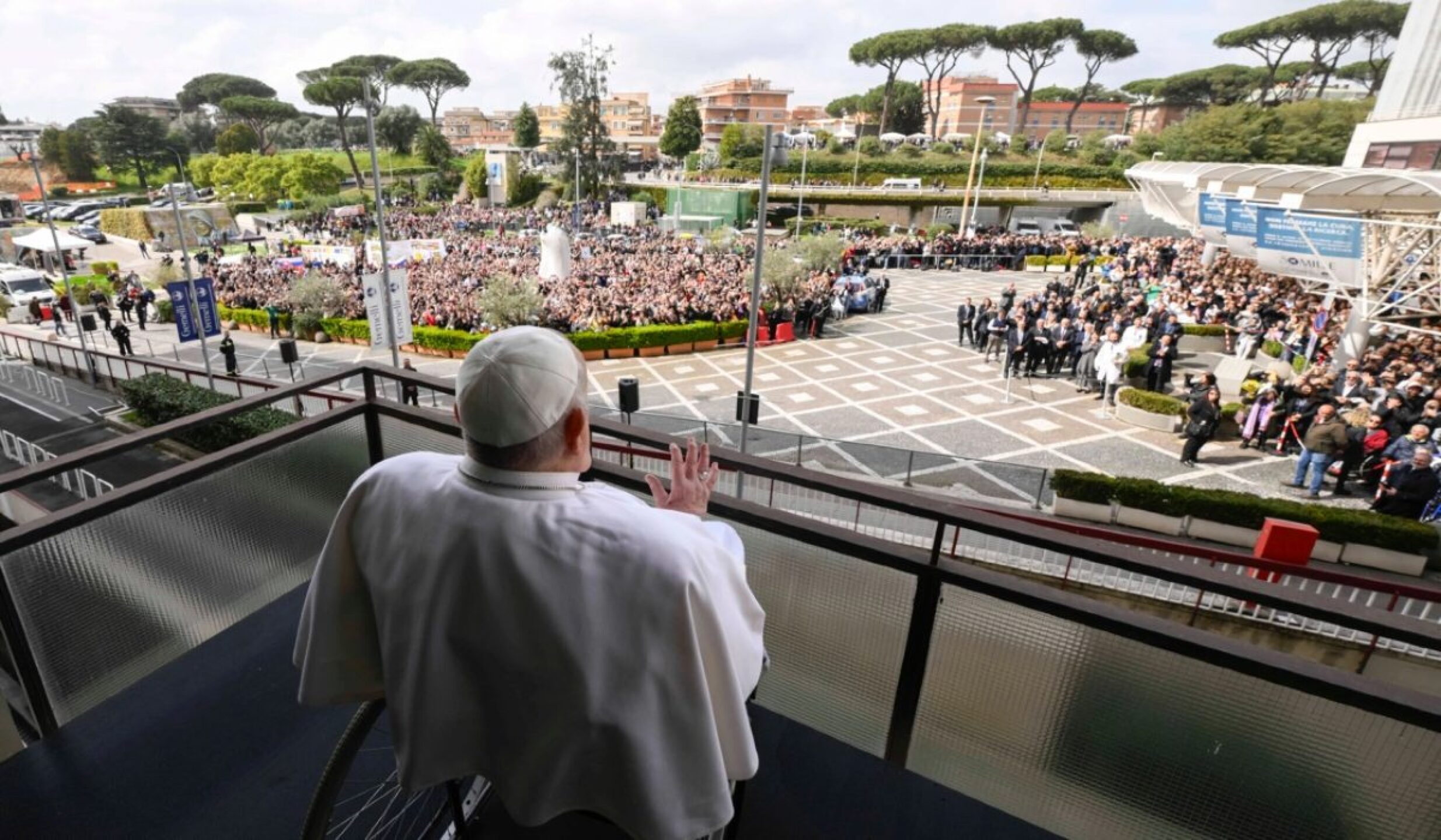 papa francisco hospital.jpg