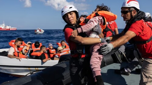 La primera de las tres misiones de rescate que Emergency llevó a cabo durante una semana de navegación por el Mediterráneo. Foto: Stefanie Glinski/The Guardian.org