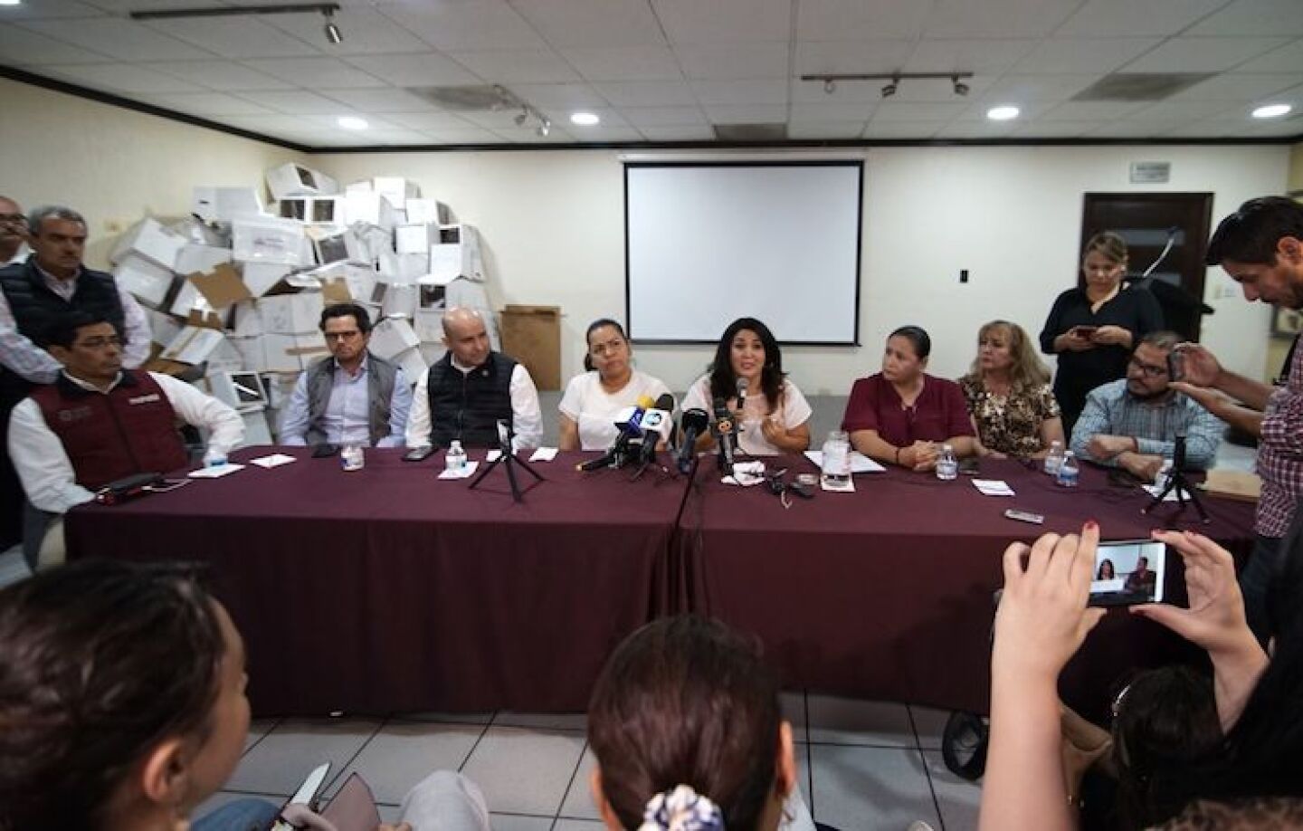 MEXICALI, BAJA CALIFORNIA, 14OCTUBRE2019.- En conferencia de prensa realizada en el Congreso del Estado, la presidenta de la Comisión organizadora de la Consulta Ciudana, Miriam Cano, informó de los 53 mil 419 votos recibidos ayer en las mesas de votación, 45 mil 130 favorecieron al proyecto de 5 años y 8 mil 186 votaron por el de 2 años, de igual forma comunicó que la Legislatura enviará al gobernador Francisco vega de la Madrid, la reforma del decreto 112 de su transitorio 8, el cual amplia la próxima administración estatal  de 2 a 5 años.  FOTO: SERGIO CARO /CUARTOSCURO.COM