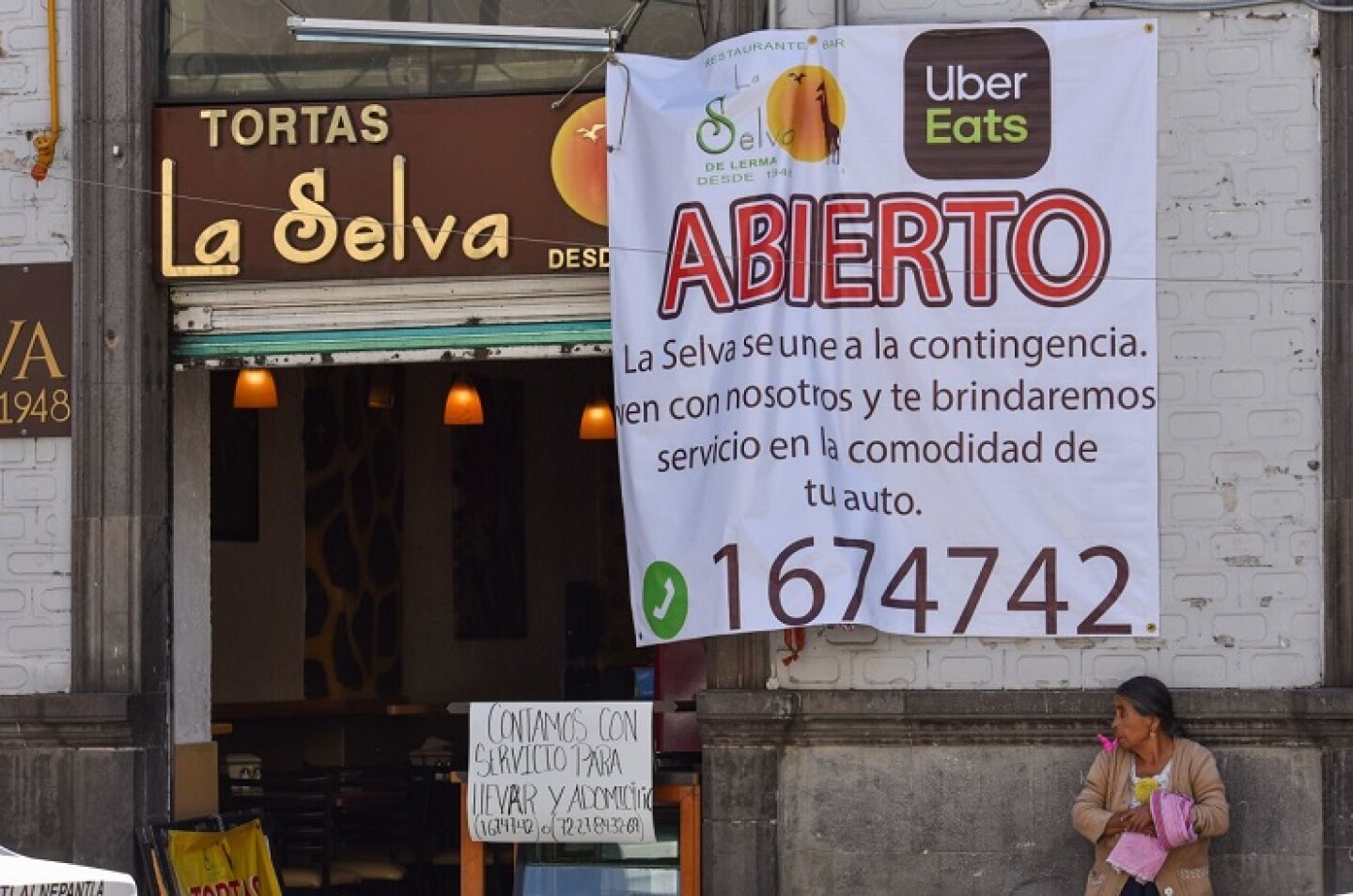 Negocios dedicados a la venta de comida colocaron letreros indicando a sus clientes que solo tienen servicio para llevar, esto como parte de las medidas de seguridad ante la pandemia de COVID-19.