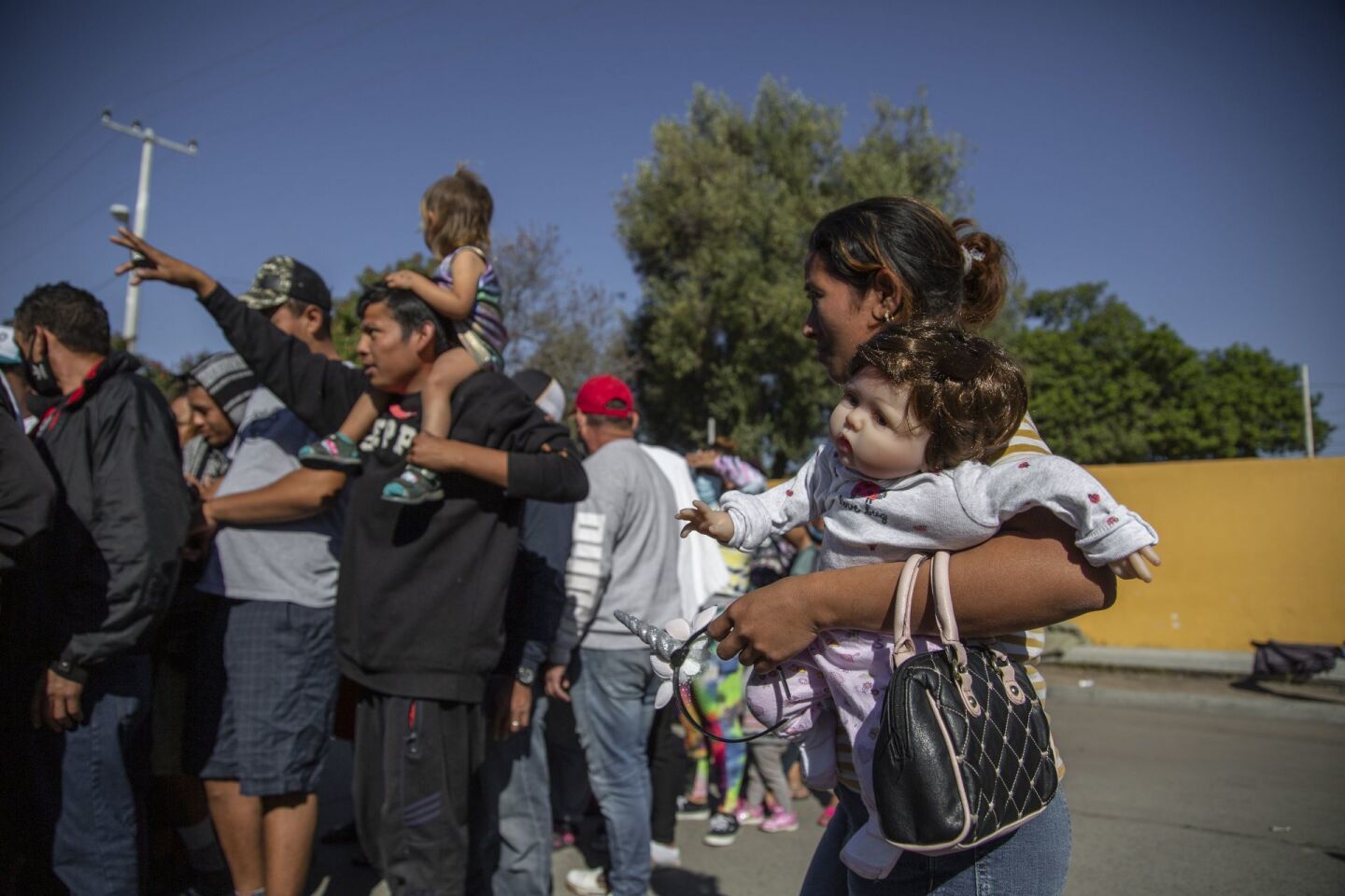 Cerca de 250 pequeños, residentes del campamento migrante ubicado en el Chaparral, disfrutaron de una posada navideña.
