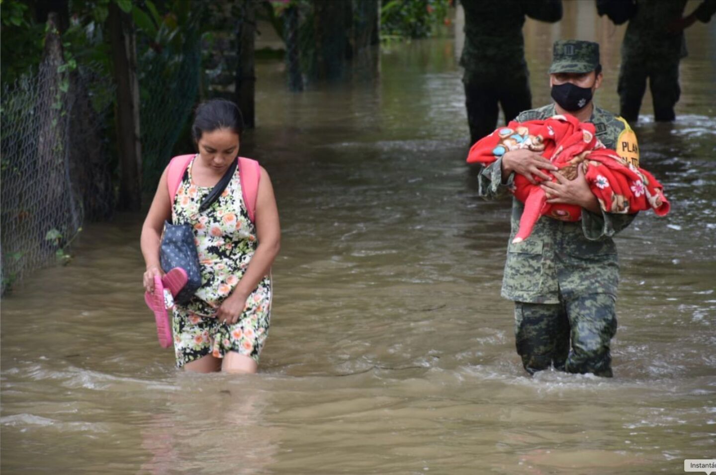 El Ejército Mexicano y la Fuerza Aérea Mexicana continúan aplicando el Plan DN-III-E ante las inundaciones en Tabasco, beneficiando a más de 80,000 personas.