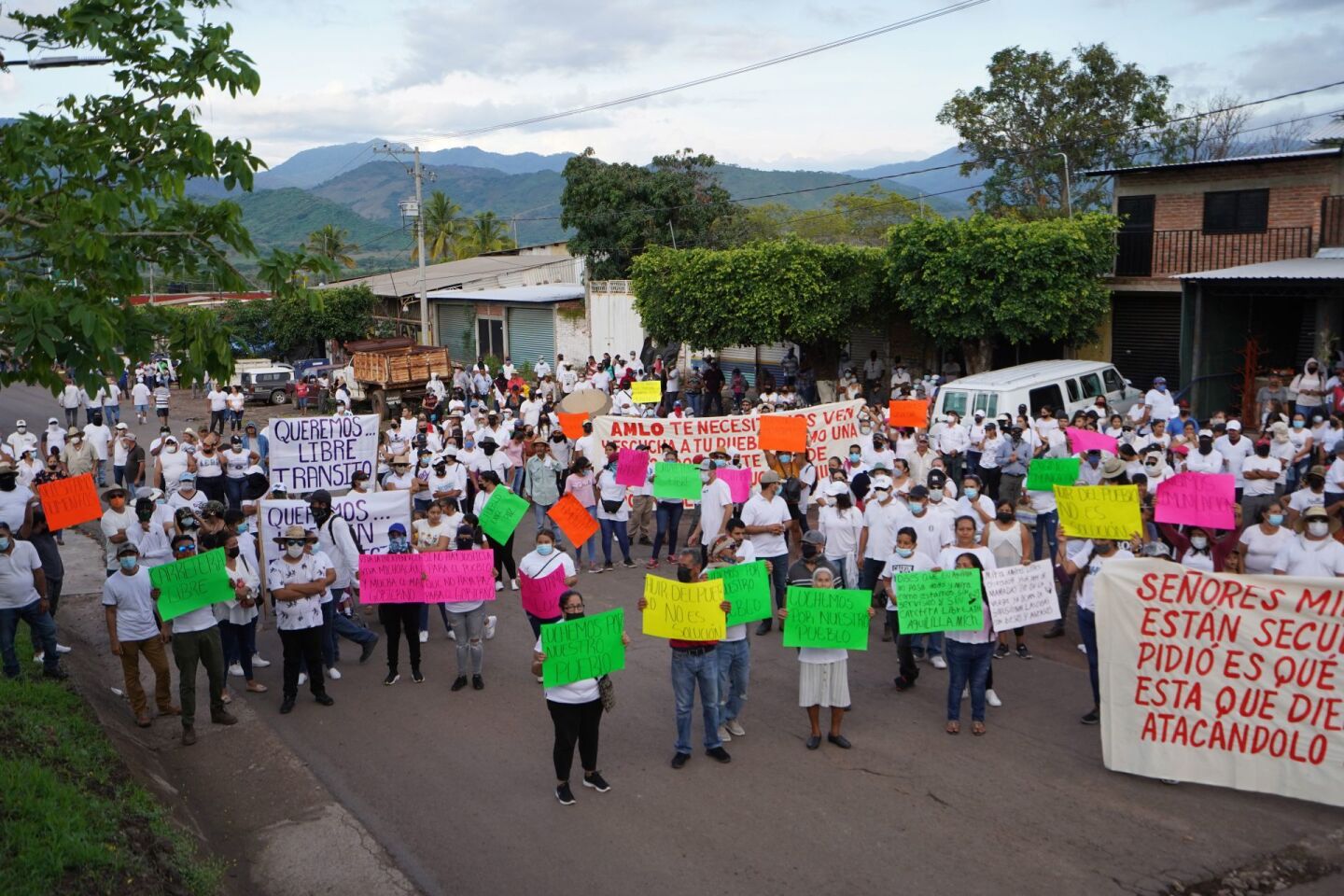 Pobladores de Aguililla, Michoacán han comenzado con protestas para exigir seguridad y protección ante la presencia de grupos de la delincuencia organziada en la entidad. Los inconformes llaman a los militares a hacerle frente a los delincuentes.