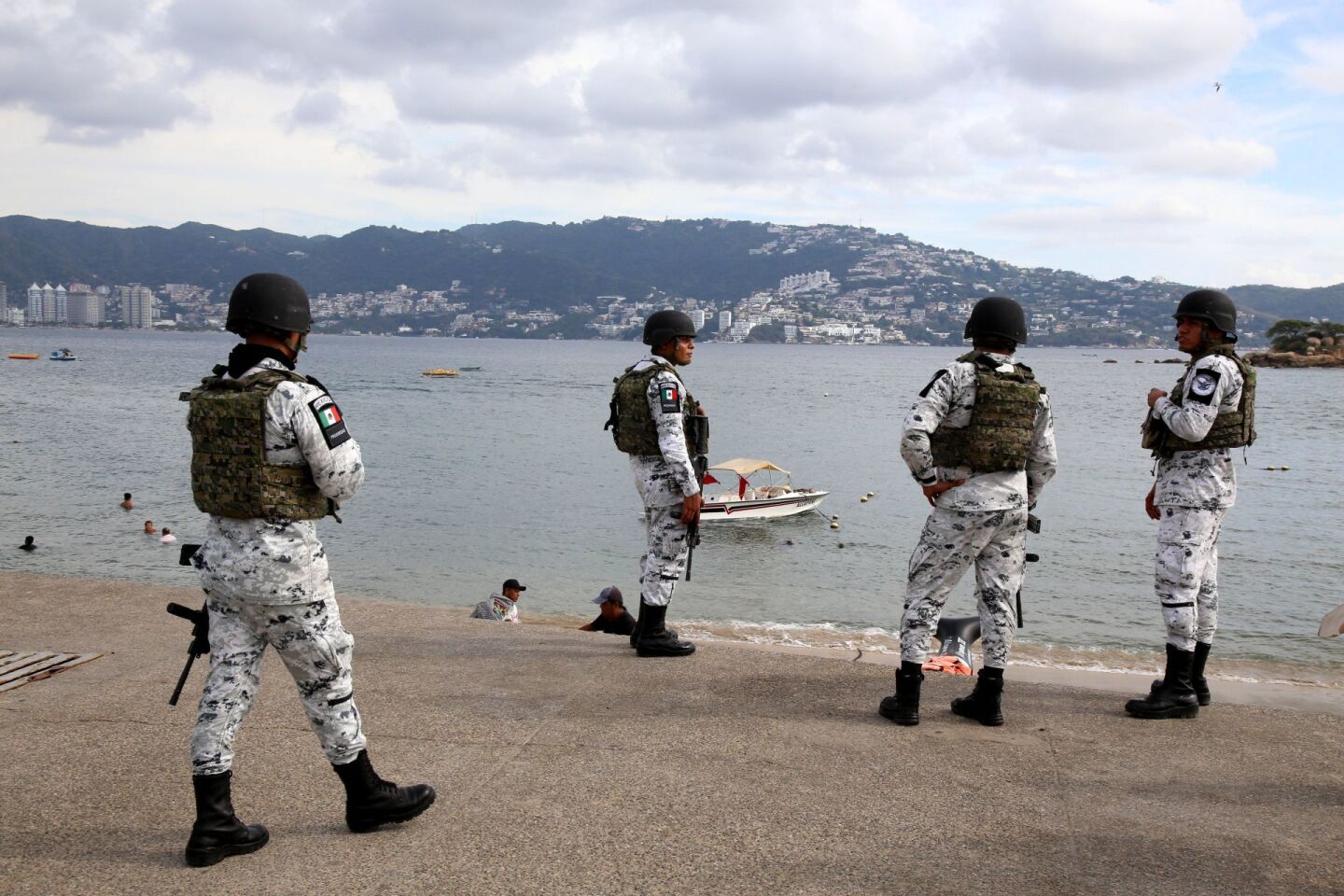 Elementos de la Guardia Nacional recorren playas de Acapulco para inhibir la violencia que se vive en el puerto