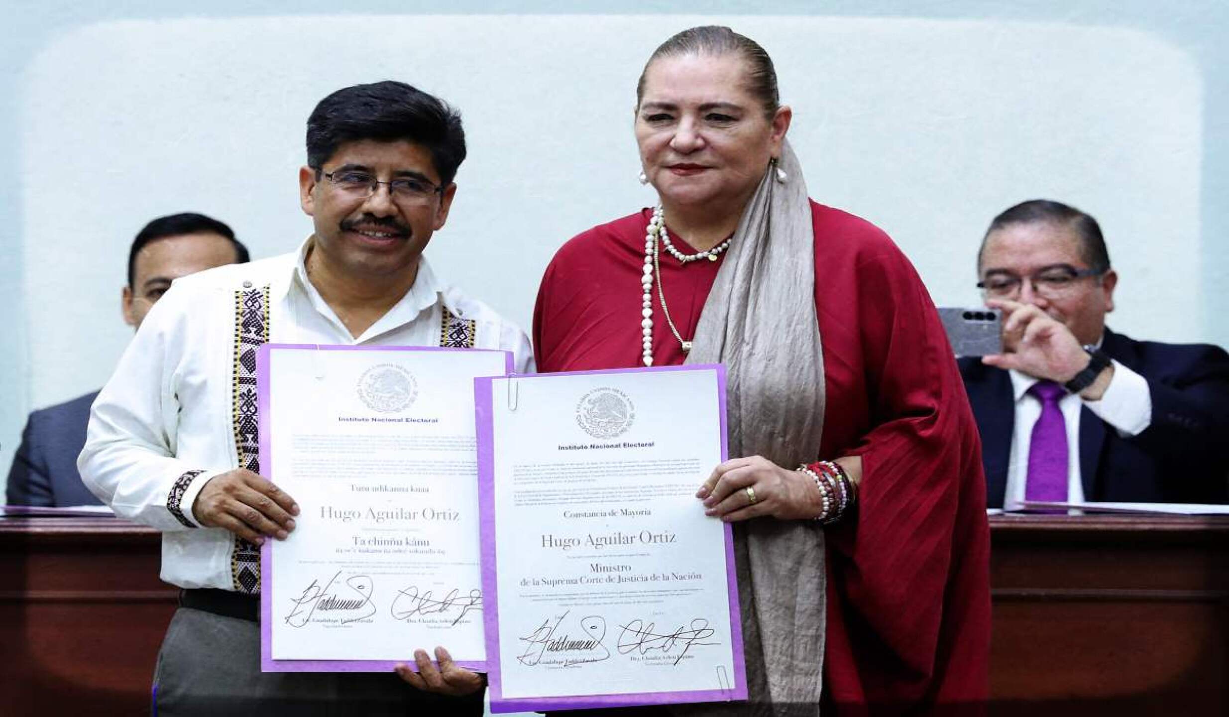 ine-hugo-aguilar-constancia-eleccion-judicial.jpg