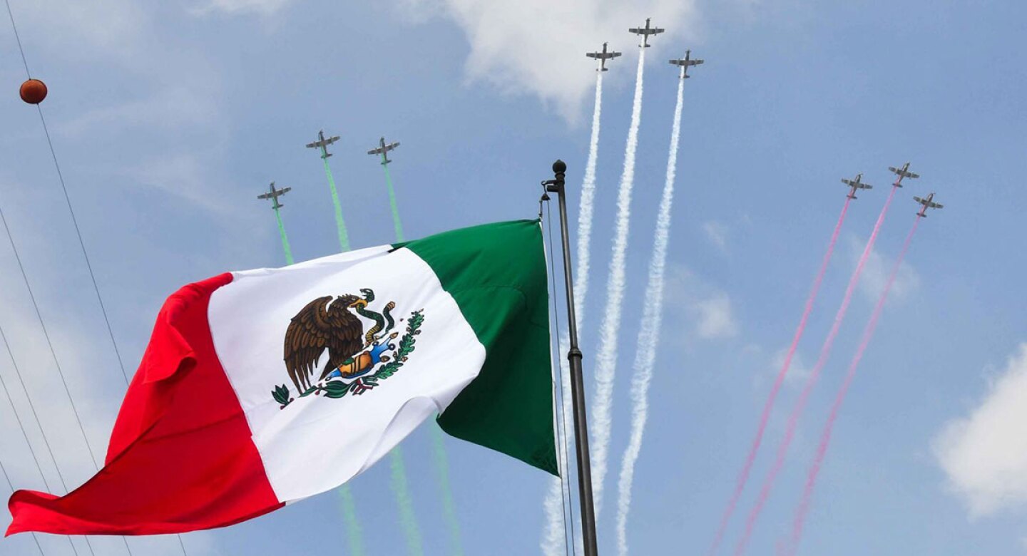 Desfile-cívico-militar-en-conmemoración-del-213-aniversario-de-la-independencia-de-México-realizado-en-el-zócalo.jpg