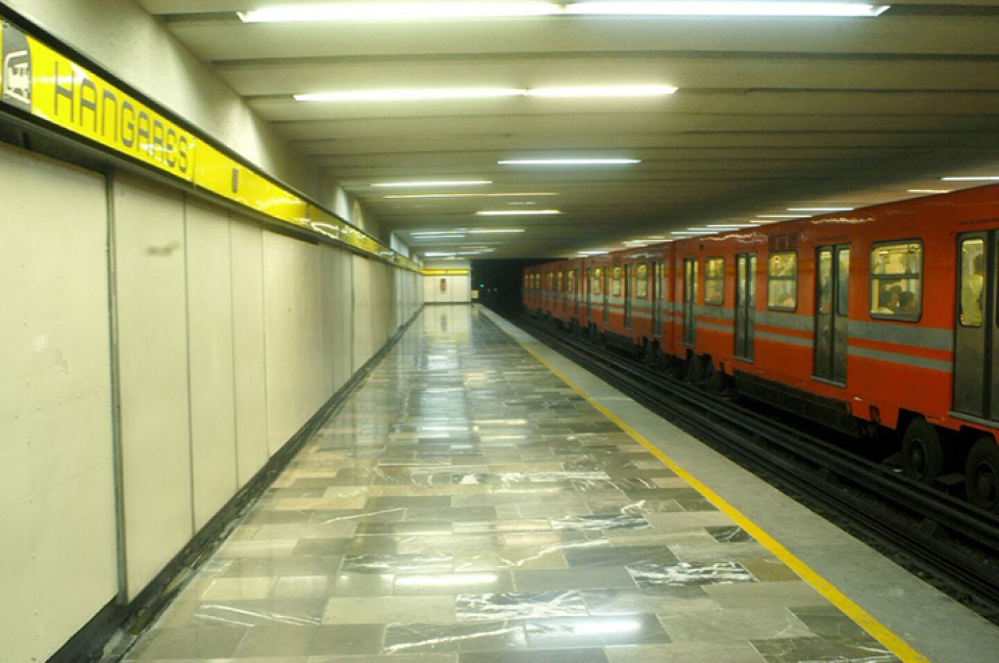 MÉXICO D.F., 11OCTUBRE2008.- La estación del metro Hangares de la linea 5 permaneció cerrada por una hora aproximadamente, debido a la caída de un plafon al interior de uno de los túneles lo que ocasiono el cierre momentáneo de dicha estación sin