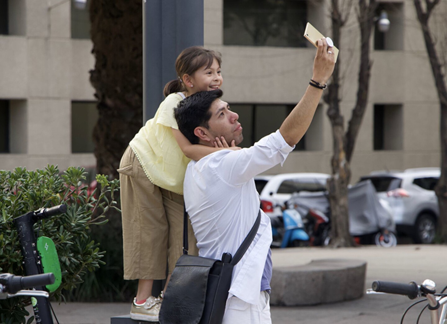 CIUDAD DE MÉXICO, 13JUNIO2019.- Un papá se toma una selfie mientras su hija lo abraza y sonríe a la cámara, esto en el marco de la celebración del Día del Padre. FOTO: ROGELIO MORALES /CUARTOSCURO.COM