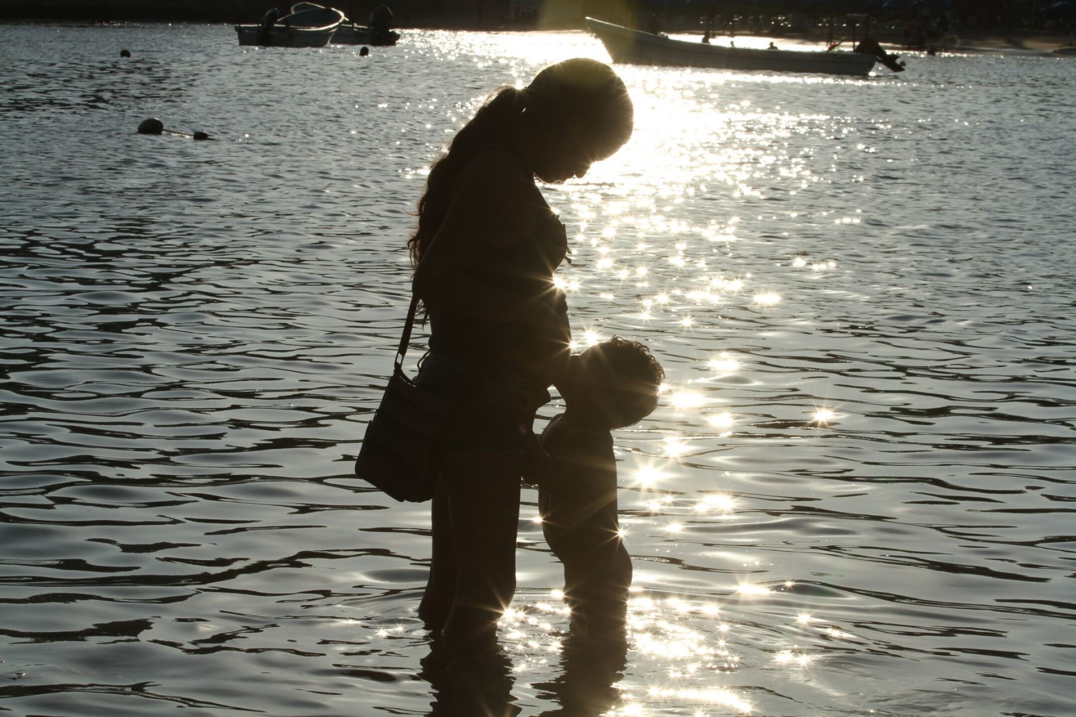 ACAPULCO, GUERRERO, 14MARZO2019.- Berenice quien esta embarazada y su hijo, que vienen de la Ciudad de México y actualmente se están tomando unos días de descanso, opinaron sobre su experiencia en el puerto “súper bien, el ambiente está ahorita tranquilo, no se miran muertos como dicen la verdad es que lo recomiendo muchísimo, la verdad está súper riquísimo, la comida, todo está perfectamente, en Puerto Marqués, Caleta y los antros de por aquí, ahorita está muy tranquilo, ya que los he visitado está limpia el agua, lo malo es la poca basura que se encuentra en el mar hojas de los arboles y el servicio es excelente y la verdad es que sí lo recomiendo al 80 por ciento, vengan con su familia, que disfruten, que se olviden de los problemas de la violencia de la ciudad, de la contaminación y la pasen chido increíble”.  En la playa se observan a niños locales sacando la basura de la playa, comerciantes en sus lanchas vendiendo recuerditos y jóvenes madres vendiendo frutos, para ganarse la vida. FOTO: BERNANDINO HERNÁNDEZ /CUARTOSCURO.COM