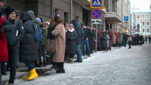 Decenas de personas hacen fila en Moscú para asegurarse de que Boris Nadezhdin recibe las 100 mil firmas necesarias para figurar en la papeleta presidencial. Fotografía: AP